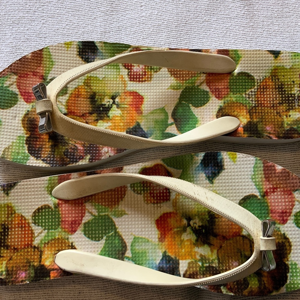 COACH Sandals Sz 8.5 to 9 US silver Bow rubber Upper